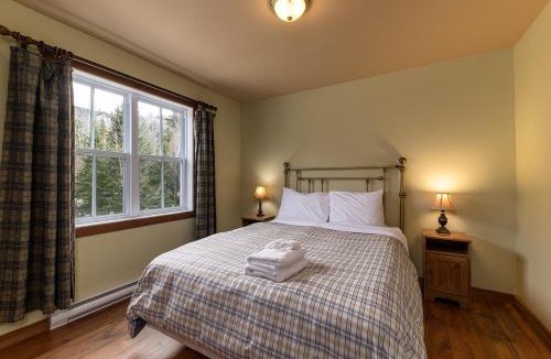 Petite-Riviere-Saint-Francois Apartment | Condo 120H - Nature Retreat with River Views