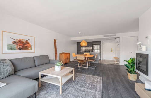Beaupre Condo | Condo des Neiges. Vue Imprenable sur la Montagne, Piscine Intérieure