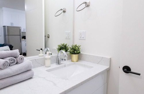 Guildford House | Contemporary 2 bedroom suite in beautiful neighborhood