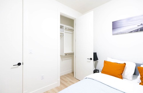 Guildford House | Contemporary 2 bedroom suite in beautiful neighborhood