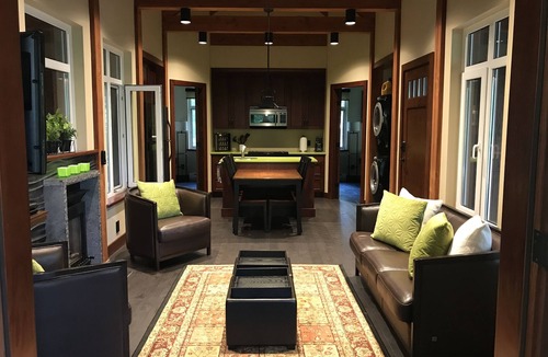 Salt Spring Island Cabin | Contemporary Cottage with Private Forest Backyard. Steps to Sea & Pet-Friendly!