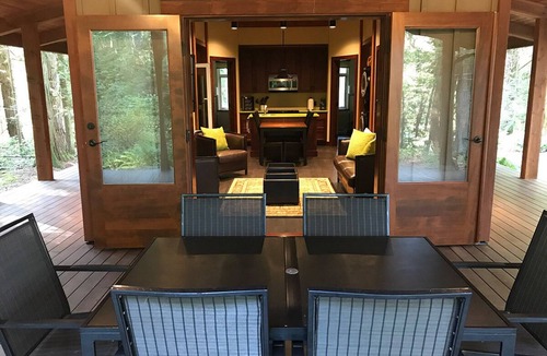 Salt Spring Island Cabin | Contemporary Cottage with Private Forest Backyard. Steps to Sea & Pet-Friendly!