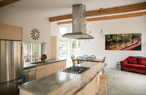Tofino Cabin | Contemporary harbour-view fishing lodge, steps from the dock & downtown Tofino