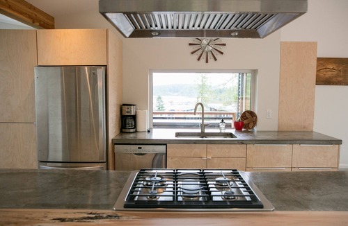 Tofino Cabin | Contemporary harbour-view fishing lodge, steps from the dock & downtown Tofino