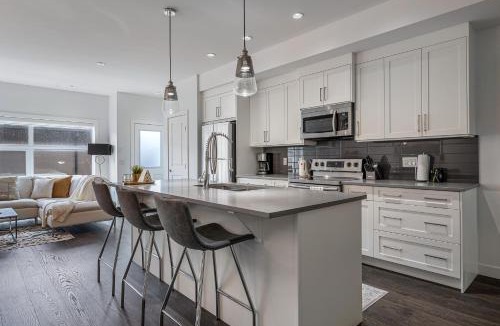 Kensington House | Contemporary Luxury 4 bedroom House near Downtown