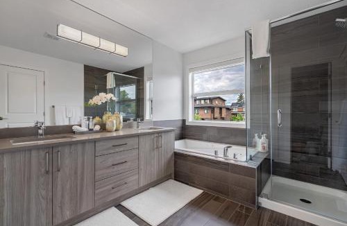 Kensington House | Contemporary Luxury 4 bedroom House near Downtown
