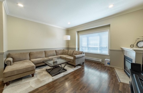 Richmond City Centre House | Convenient and Cozy 3 Bedrooms Townhouse Perfect for Family