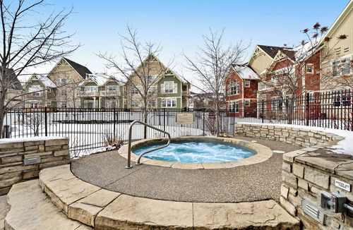 The Blue Mountains Condo | Convenient Condo Steps from Blue Mountain Village w/Free WiFi & Private W/D