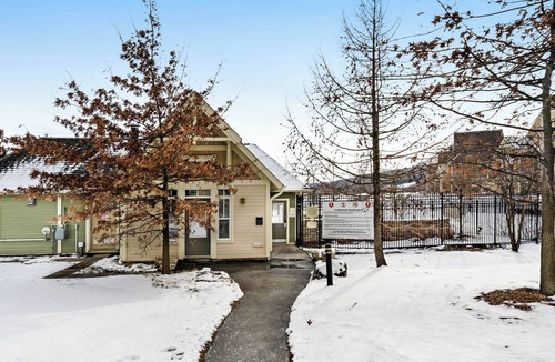 The Blue Mountains Condo | Convenient Condo Steps from Blue Mountain Village w/Free WiFi & Private W/D