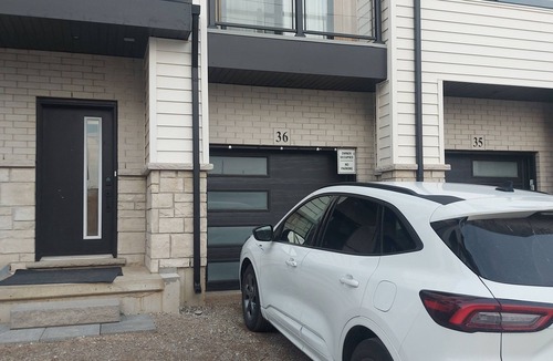 County of Brant Apartment | Convenient room for a peaceful stay in Paris