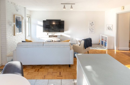 Cordova Bay House | Cordova Burrow - Great Family Home in Saanich!