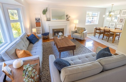 Cordova Bay House | Cordova Burrow - Great Family Home in Saanich!
