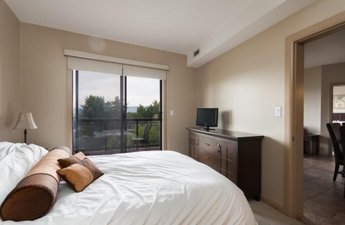 South Pandosy Apartment | Corner Apartment with Lake View #518
