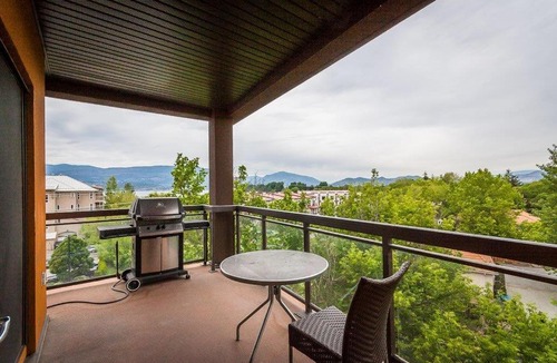 South Pandosy Apartment | Corner Apartment with Lake View #518