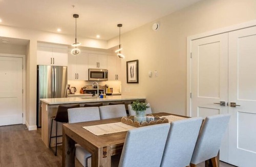 Golden Condo | Cosmo’s Getaway | Mtn Views | AC | BBQ | King Bed