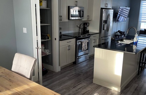 Saskatoon House | Cosy and modern 3 Bedroom house with garage and hottub.
