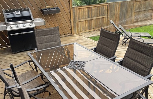 Saskatoon House | Cosy and modern 3 Bedroom house with garage and hottub.