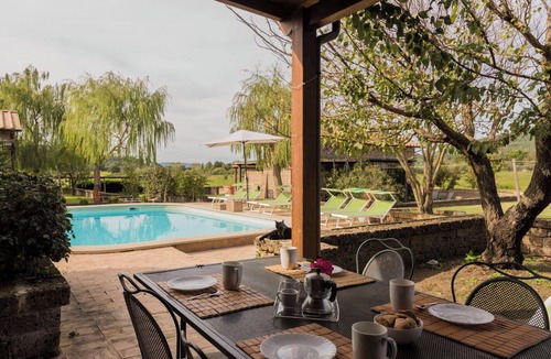 Montefiascone Villa | Cosy apartment in villa with hot tub, pool, WIFI, TV, patio, pets allowed and panoramic view