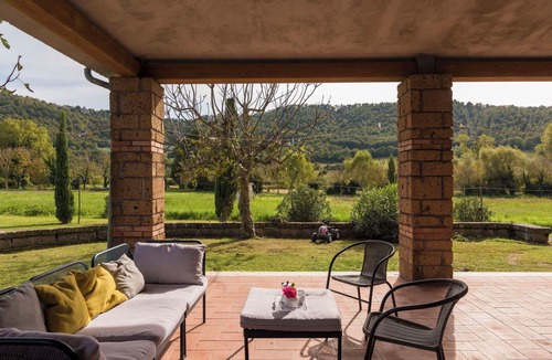Montefiascone Villa | Cosy apartment in villa with hot tub, pool, WIFI, TV, patio, pets allowed and panoramic view