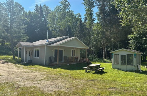 Chute-Saint-Philippe Ski Chalet | Cosy cottage in the heart of nature with stream, footbridge and private island