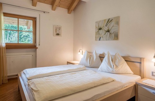 Caines Apartment | Cosy holiday apartment "Tischlerhof - Typ A mit Balkon" with Wi-Fi, balcony and mountain view; parking available