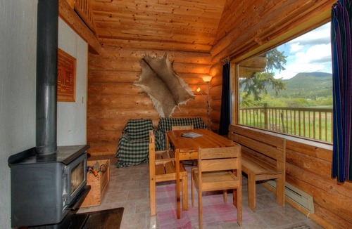 Canim Lake Cabin | Cosy Lake front Log Cabin at Canim Lake Resort