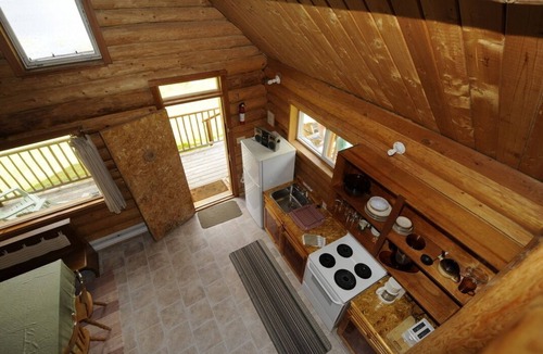 Canim Lake Cabin | Cosy Lakefront Log Cabin