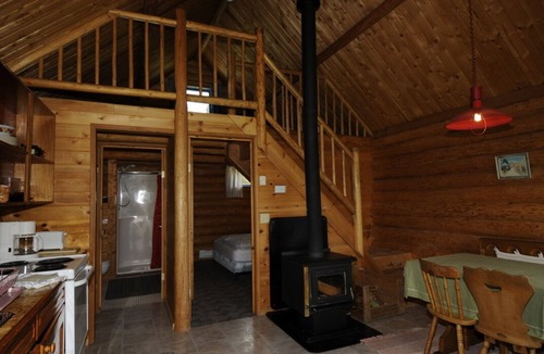 Canim Lake Cabin | Cosy Lakefront Log Cabin