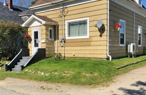 Yarmouth Apartment | Cosy, quiet butterscotch apartment on Doane with hot tub