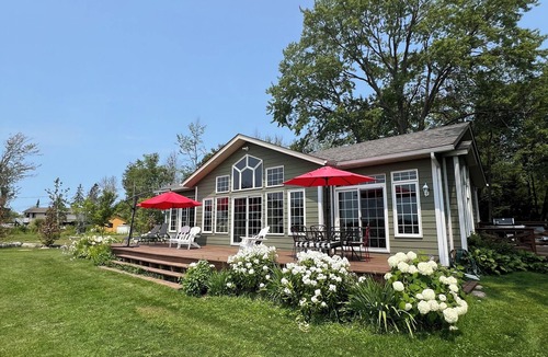 Honey Harbour Cottage | Cottage in Muskoka, Georgian Bay. 3 bed 2 bath with shallow entry beach