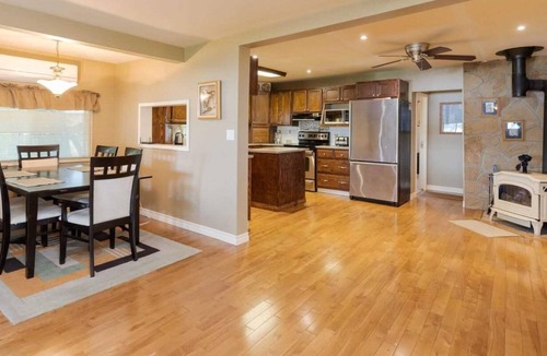 Port Severn House | Cottage on the lake. Great for a family or gathering with friends or events
