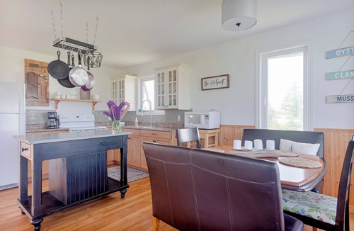 Darnley Cottage | Cottage steps away from Thunder Cove Beach and a surround views of the ocean