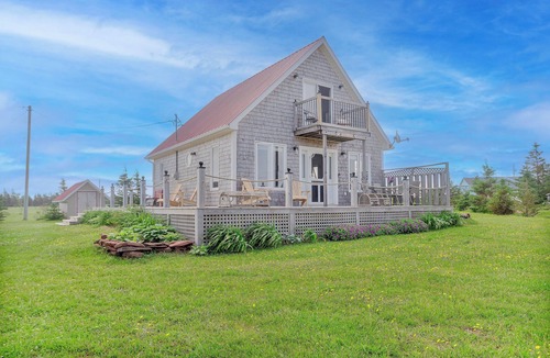 Darnley Cottage | Cottage steps away from Thunder Cove Beach and a surround views of the ocean