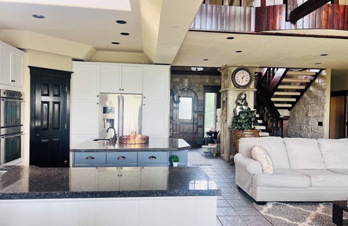 De Winton House | COUNTRY ESCAPE - 3 BD plus loft and 3 bath on 10nAcres. Sleeps 8 (Pet Friendly)