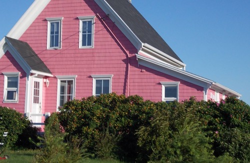 L'Etang-du-Nord House | Country house on large estate near beach & restaurants