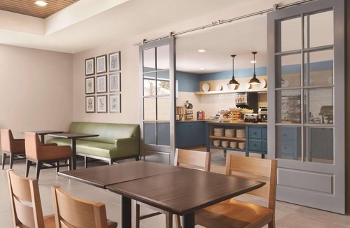 Cannifton Hotel | Country Inn & Suites by Radisson, Belleville, ON