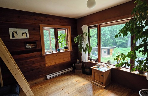 Sandon House | Country Manor Eco Home. Old growth on 10 acres. 5 min from beach. Pet friendly.
