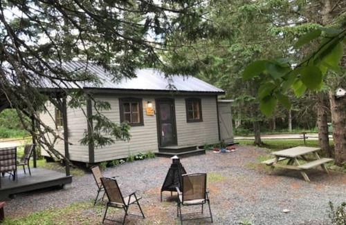 Saint-Luc-de-Bellechasse Ski Chalet | Coureur des Bois 2 closed rooms (4 to 6 pers) Private SPA (2 seasons)