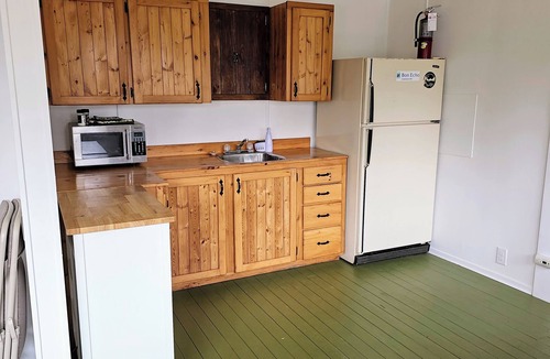 Addington Highlands Cabin | Coxy 1 bedroom w/a view of lake Mazinaw just 7KM from Bon Echo Provincial Park