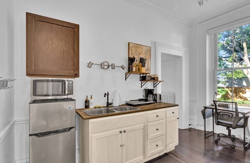 Cobourg Apartment | Cozy 1-Bed Apt | Mins to Downtown & Beach|Parking