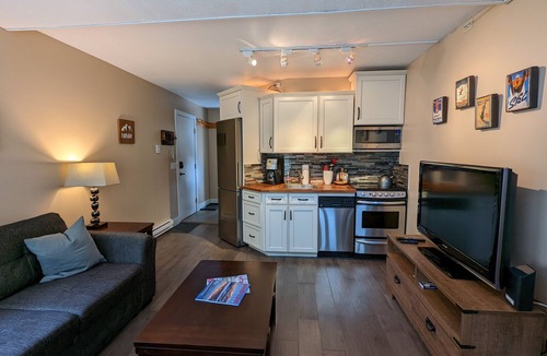 Whistler Creekside House | Cozy 1BR Walk to Gondola, Sleep 4, Free Parking