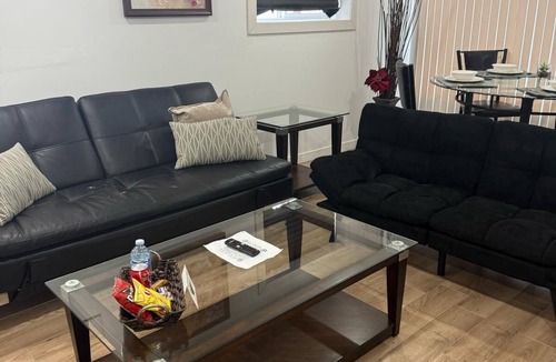 Cochrane House | Cozy 1BRSuite w/KingBed + 2x sofa beds in Cochrane,Alberta