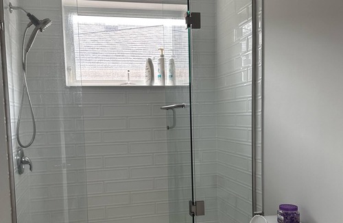 Aurora House | Cozy 2-Bedroom Bungalow with Free parking space