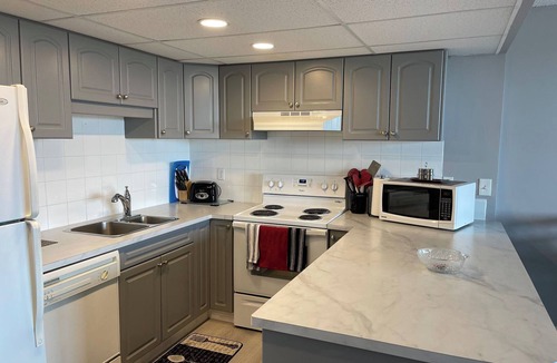Red Deer Condo | Cozy 2-bedroom condo in Red Deer with WiFi - Swimming Pool/Fitness Room/Elevator