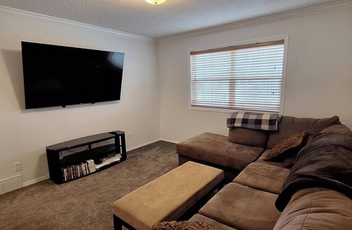 Royal Oak House | Cozy 2-Bedroom Shared Space (Not an Entire Home) – Your Gateway to the Mountains