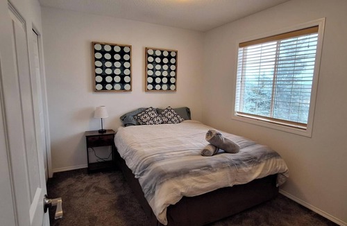 Royal Oak House | Cozy 2-Bedroom Shared Space (Not an Entire Home) – Your Gateway to the Mountains