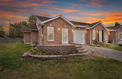 Cannifton House | Cozy 2-bedroom townhome in amazing Belleville with AC, WiFi