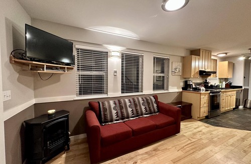 Ucluelet Cottage | Cozy 2 Bedroom Waterfront Cottage with Hot Tub!