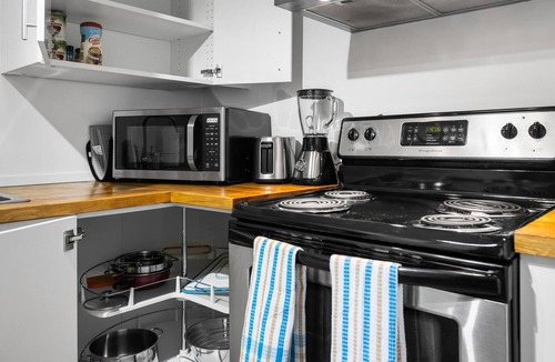 Townline Hill House | Cozy 2 BR basement suite w/ Hot Tub + Home Gym