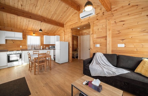 West Hants Cottage | Cozy 2 BR Log Cottage w/Firepit Bbq,close to lakes, vineyards, zipline & Skiing